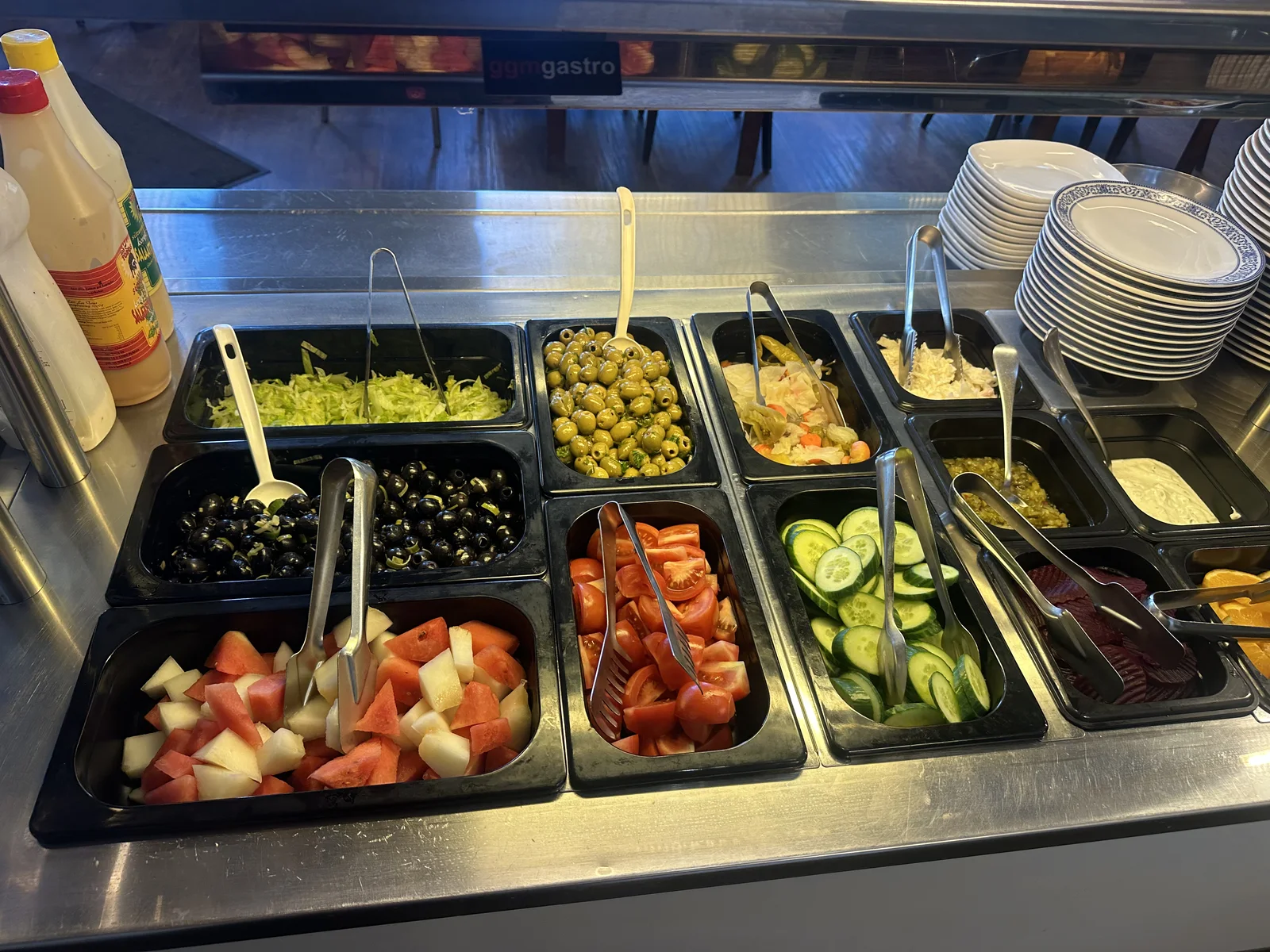Tuoreita kasviksia ja salaatteja Lunarin salaattipöydässä